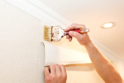 Pose de papier peint au Caylar — revêtements muraux et toiles de verre